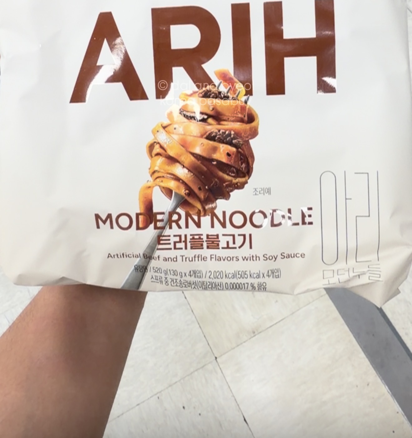 [E-MART] ARIH Modern Noodle 4Packs - Artificial Beef and Truffle Flavors with Soy Sauce
